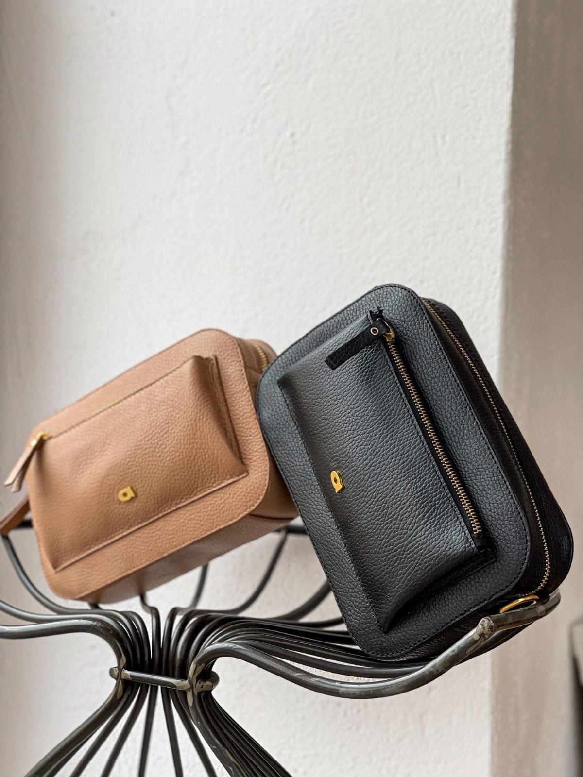 SALLY 1 czarna skórzana torebka damska listonoszka groszek