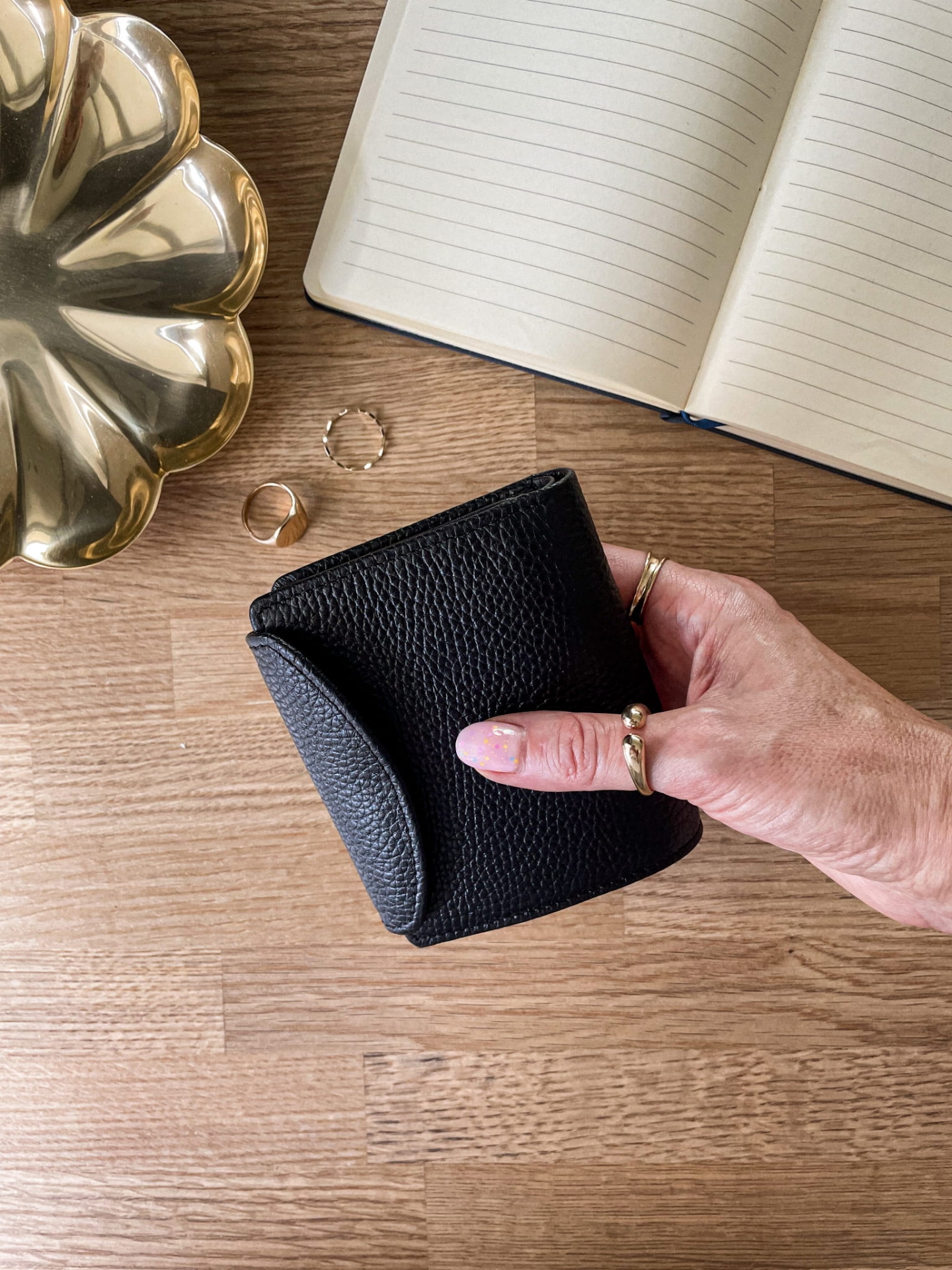 MELANIE czarny skórzany portfel damski groszek