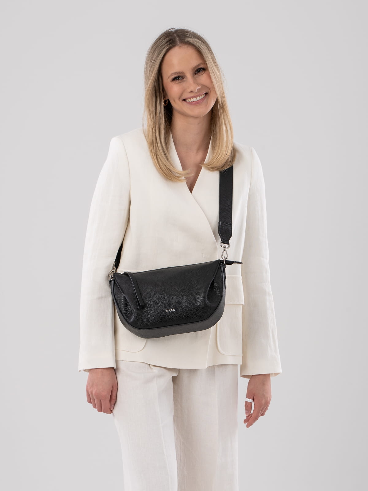 Penelope czarna skórzana torebka damska listonoszka torba na ramię srebrne elementy