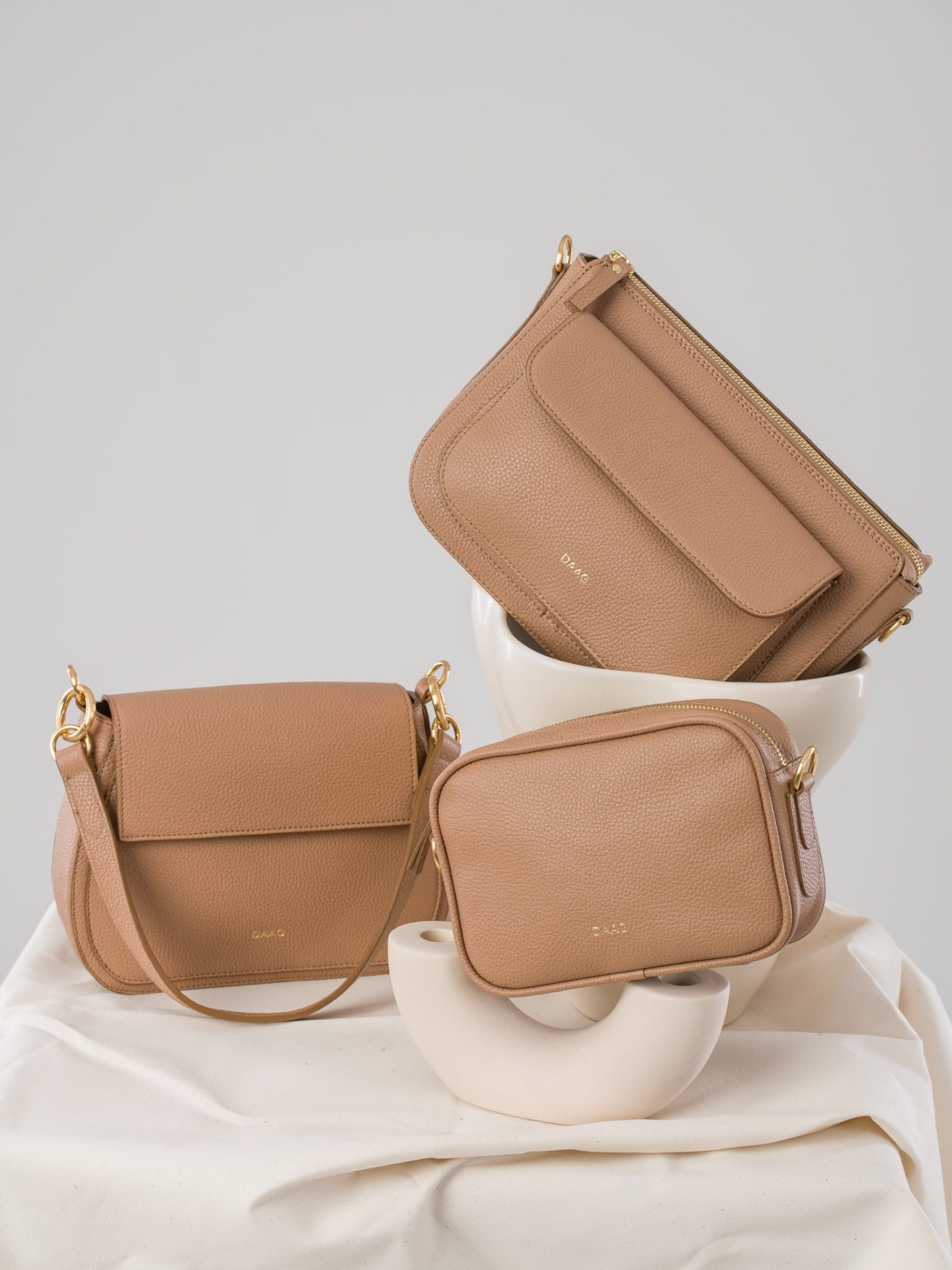 BETTY beżowa latte mała skórzana torebka damska listonoszka