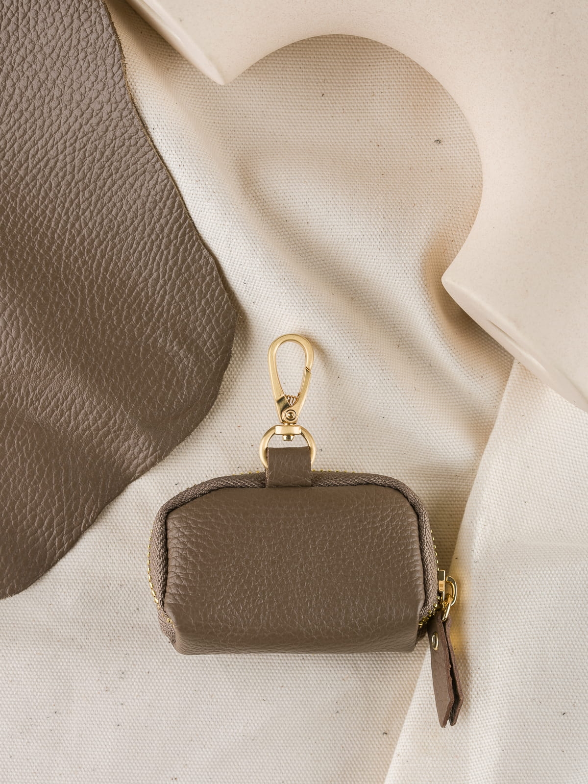 Mini saszetka skórzana groszek taupe zero waste