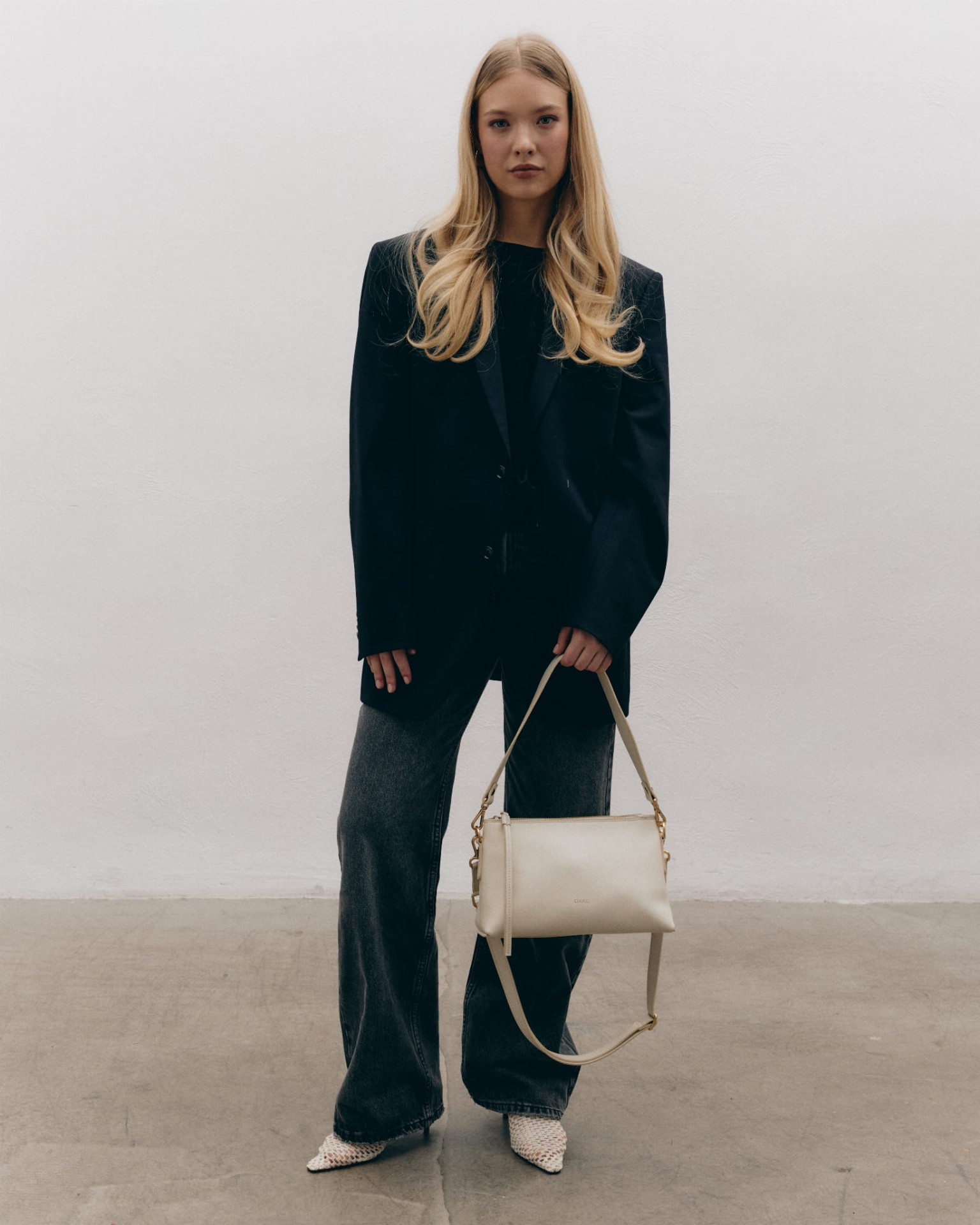 CLAUDIA biała skórzana torebka damska duża listonoszka