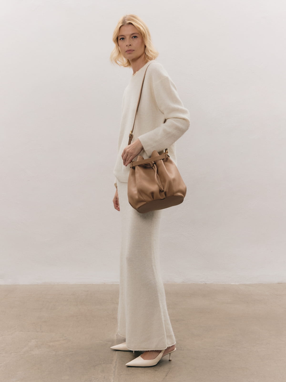 ZOE beżowa latte groszek duża polska damska skórzana torebka typu worek.jpg