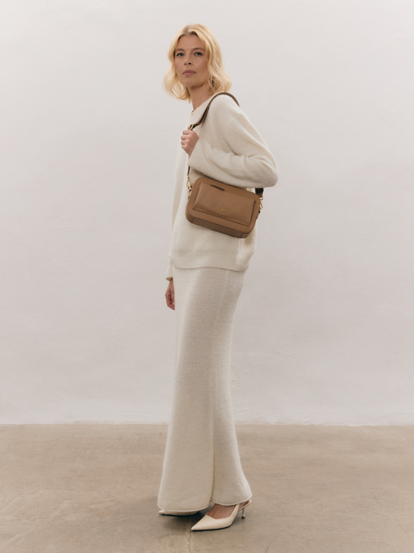 SALLY 1 beżowa groszek latte skórzana torebka damska listonoszka.png