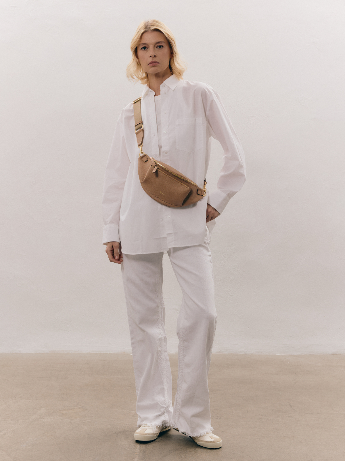 LARISSA beżowa latte skórzana duża polska damska nerka saszetka torebka.png