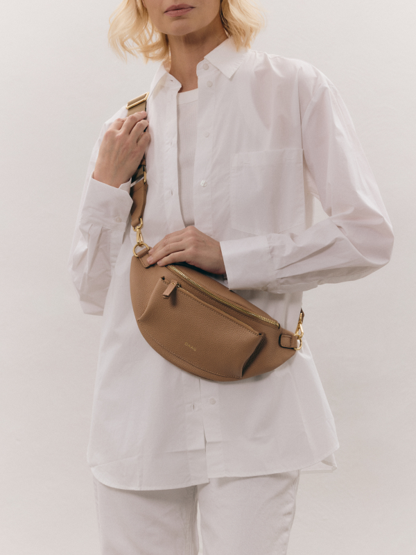 LARISSA beżowa latte skórzana duża damska nerka saszetka torebka.png