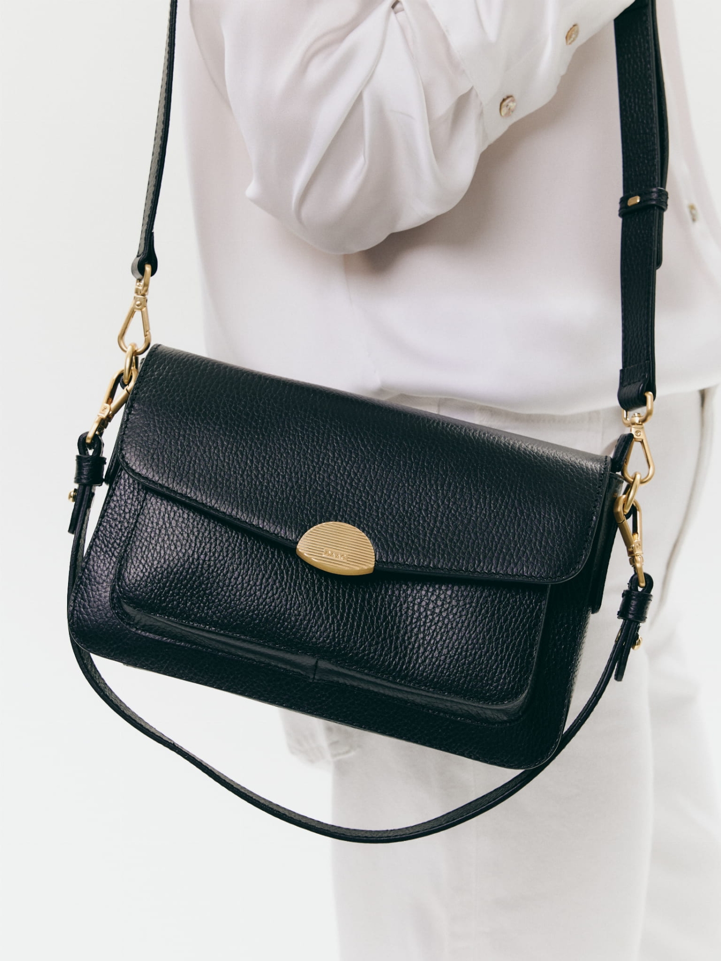 LYNETTE skórzana torebka damska duża listonoszka złoty element czarna.jpg