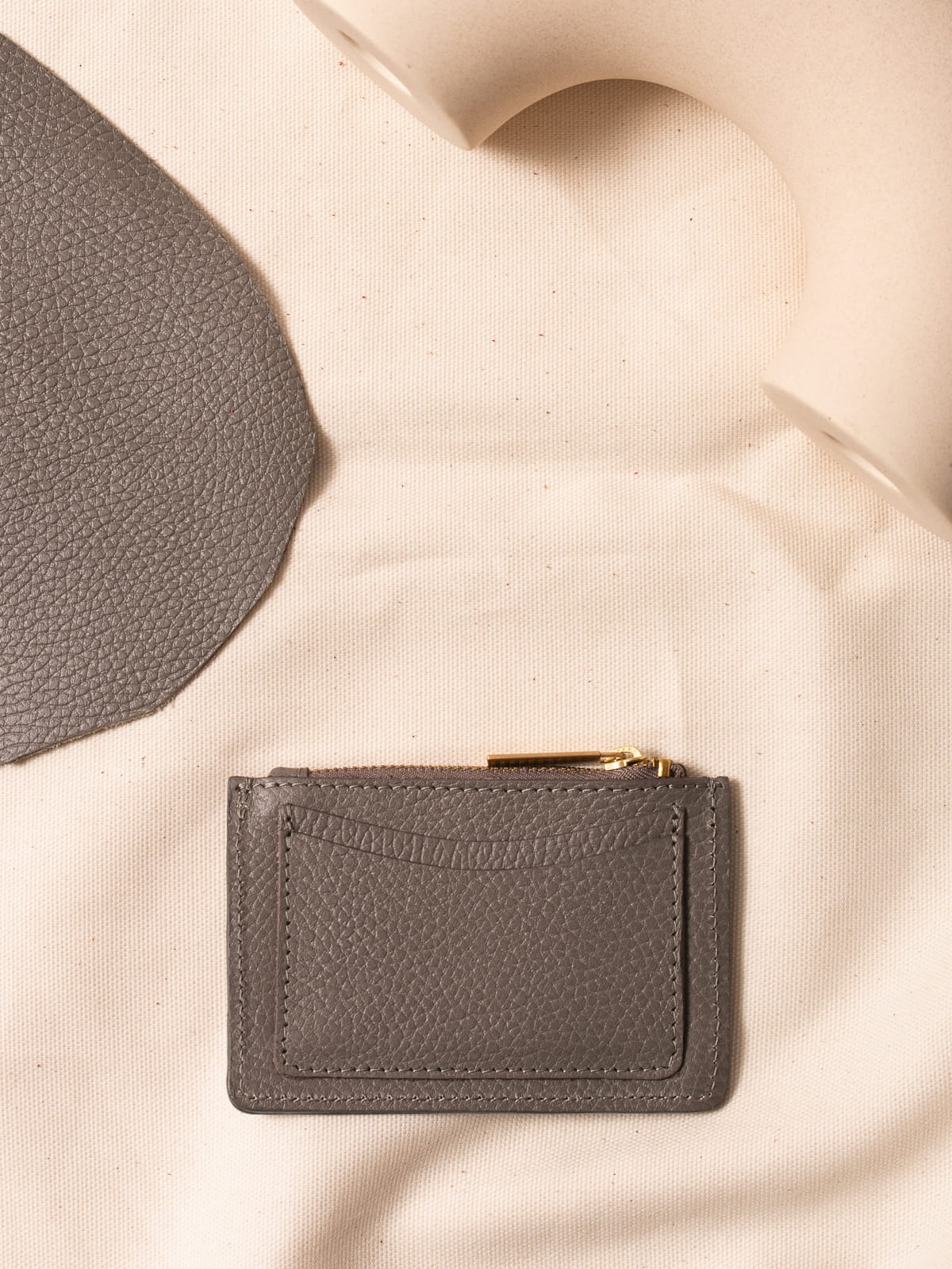 ARIA szary etui daag zero waste skórzane etui groszek.jpg