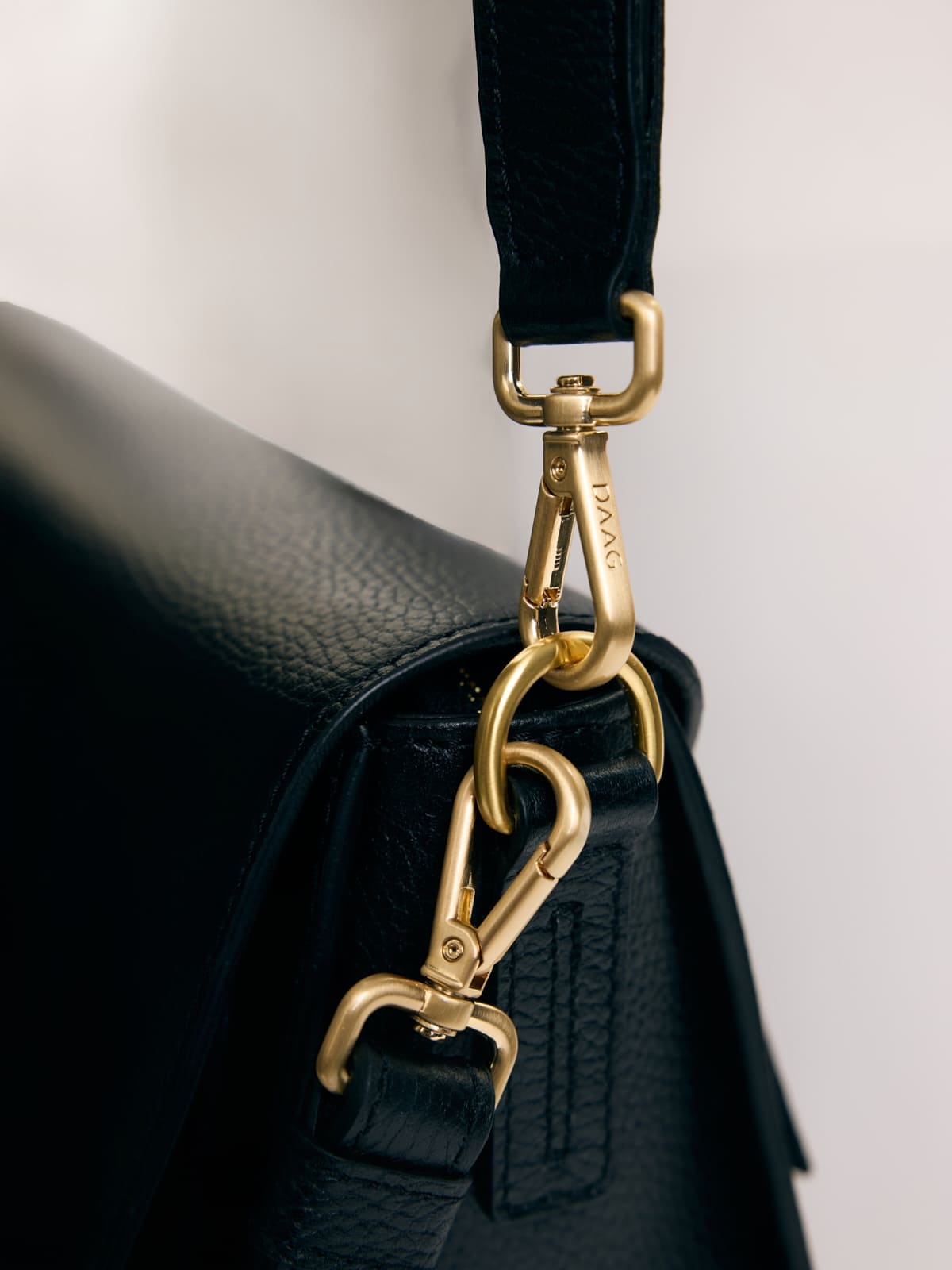 ISMENE czarna groszek skórzana torebka damska listonoszka.jpg