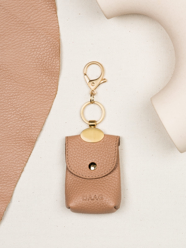 CHARMS saszetka beżowa skórzany breloczek.JPG