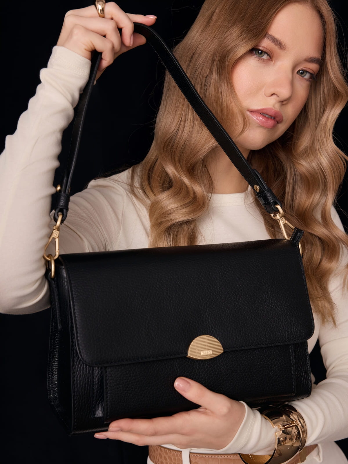 ISMENE czarna groszek .jpg