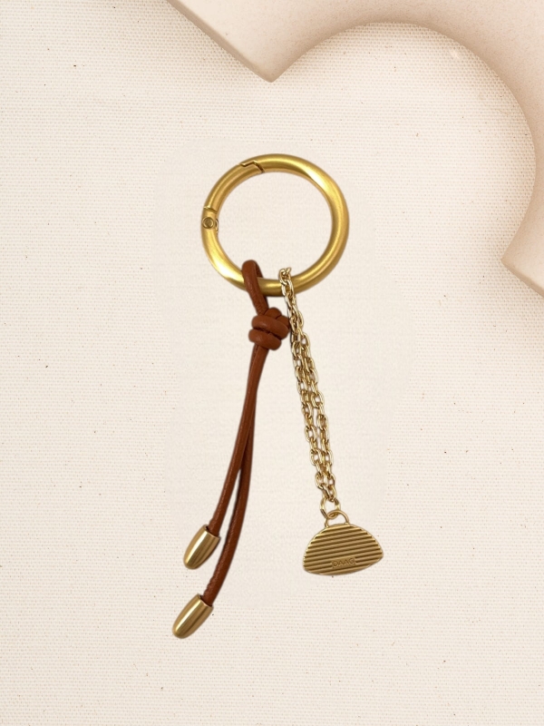 CHARMS troczek z łańcuszkiem koniak skórzany breloczek.jpg