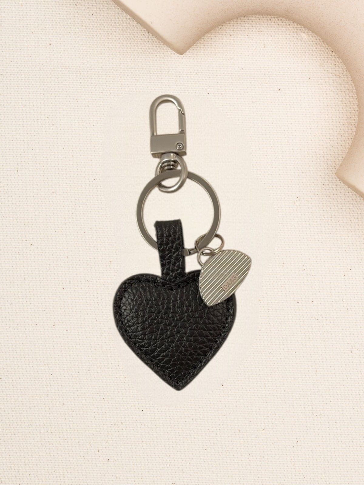 BRELOCZEK serce czarny do kluczy skórzany srebrne elementy.jpg