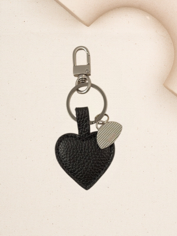 BRELOCZEK serce czarny do kluczy skórzany srebrne elementy.jpg
