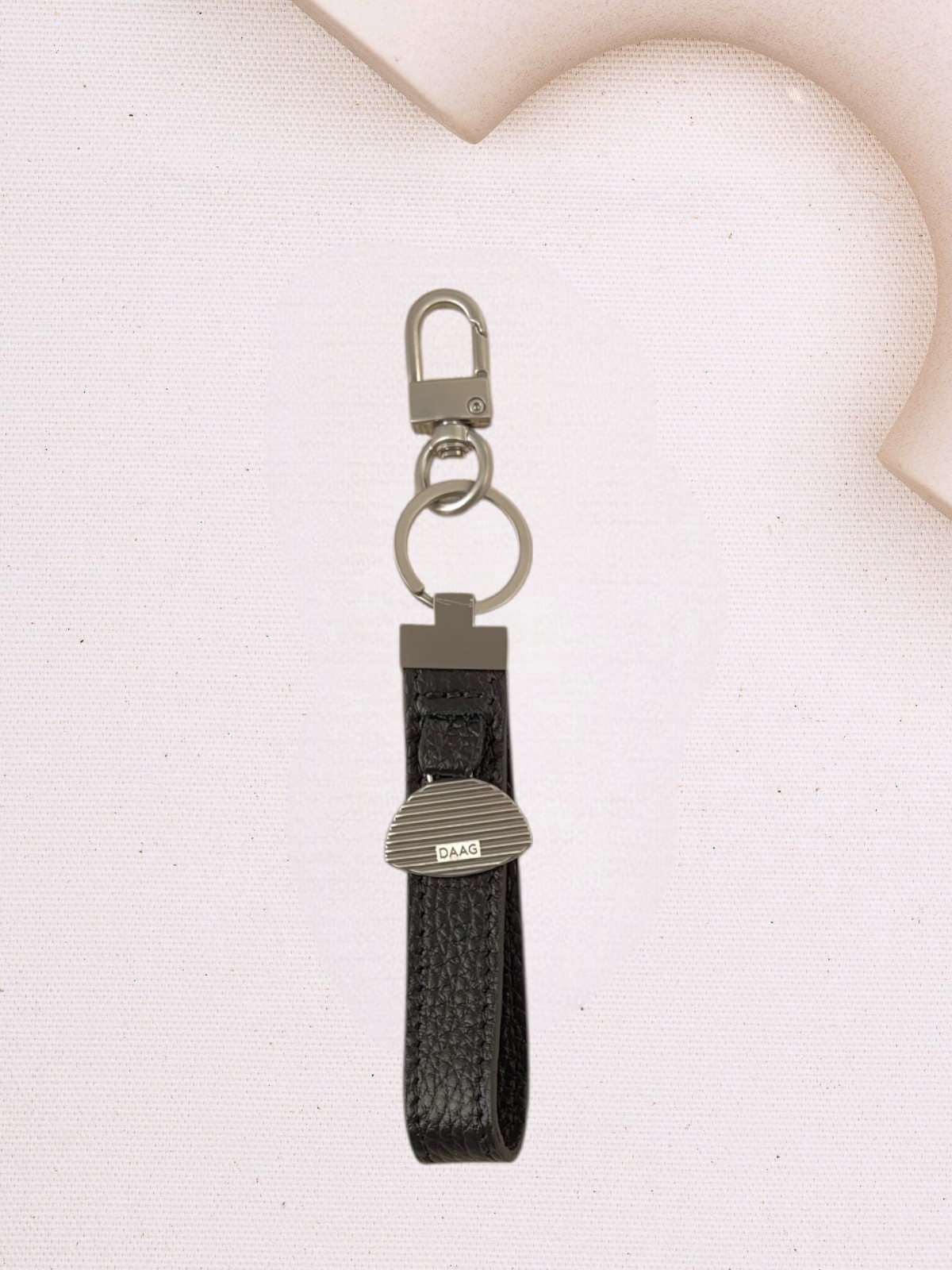 BRELOCZEK pasek czarny do kluczy skórzany srebrne elementy.jpg