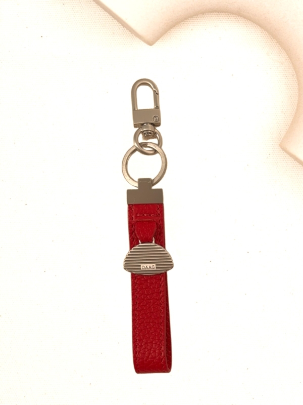 BRELOCZEK pasek czerwony do kluczy skórzany srebrne elementy.jpg