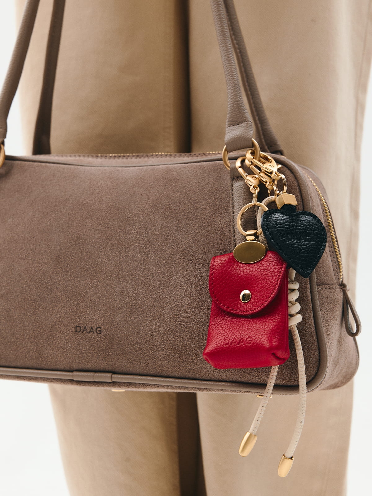 CHARMS troczek milk skórzany breloczek srebrne elementy.jpg