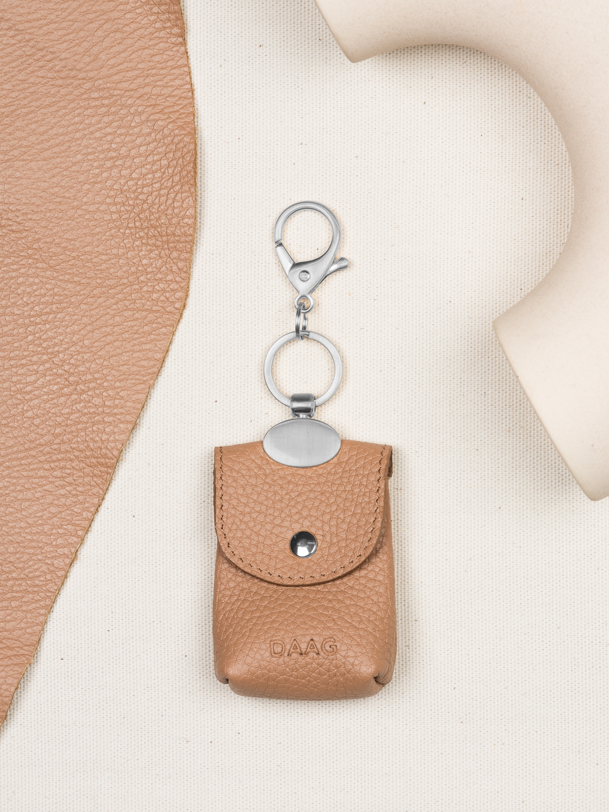CHARMS saszetka beżowa skórzany breloczek srebrne elementy.jpg