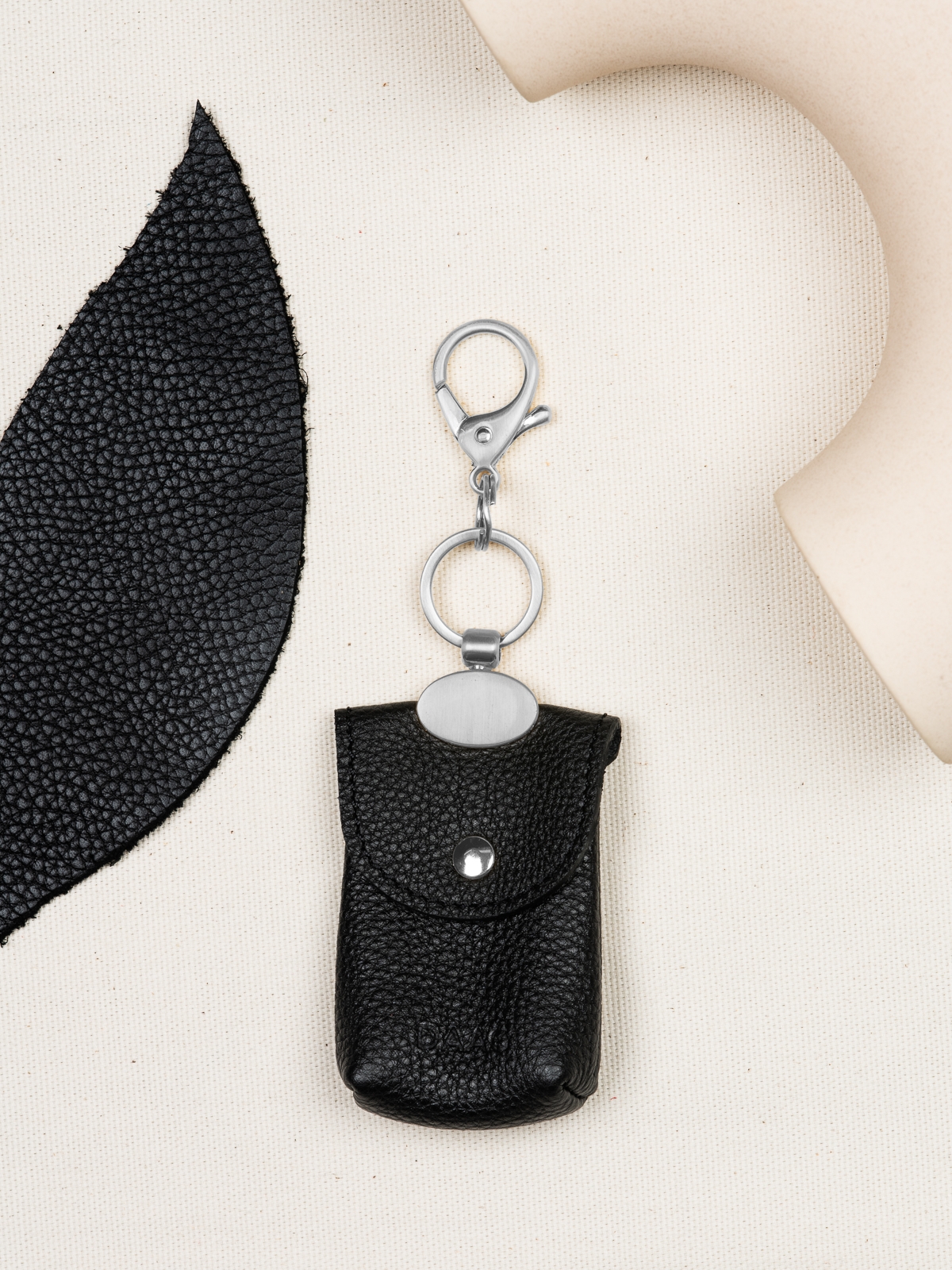 CHARMS saszetka czarna skórzany breloczek srebrne elementy.jpg
