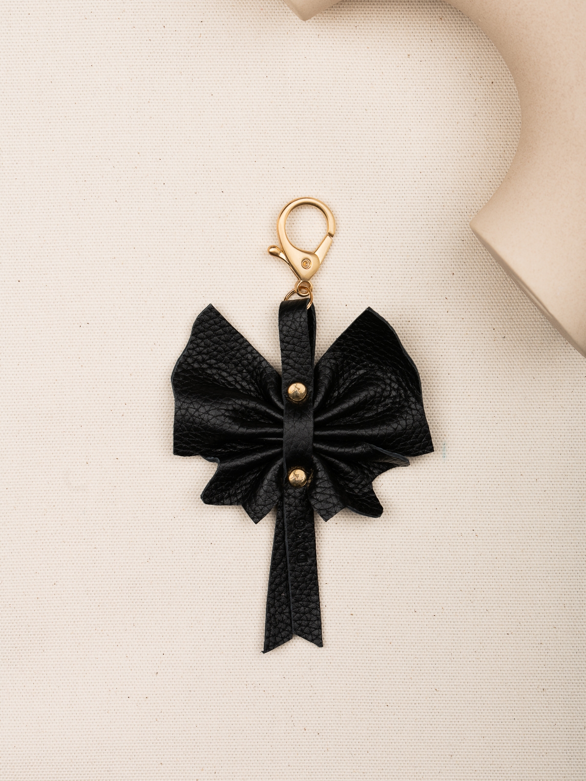 CHARMS motylek czarny skórzany breloczek.jpg
