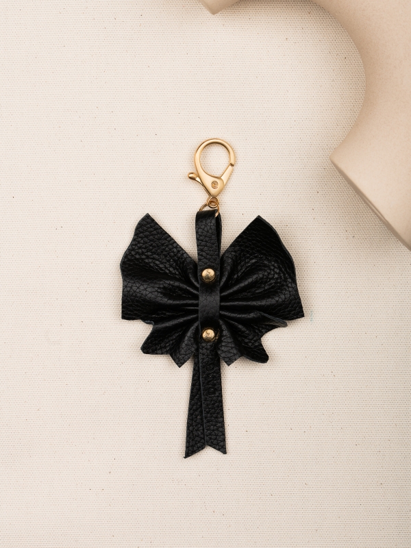 CHARMS motylek czarny skórzany breloczek.jpg