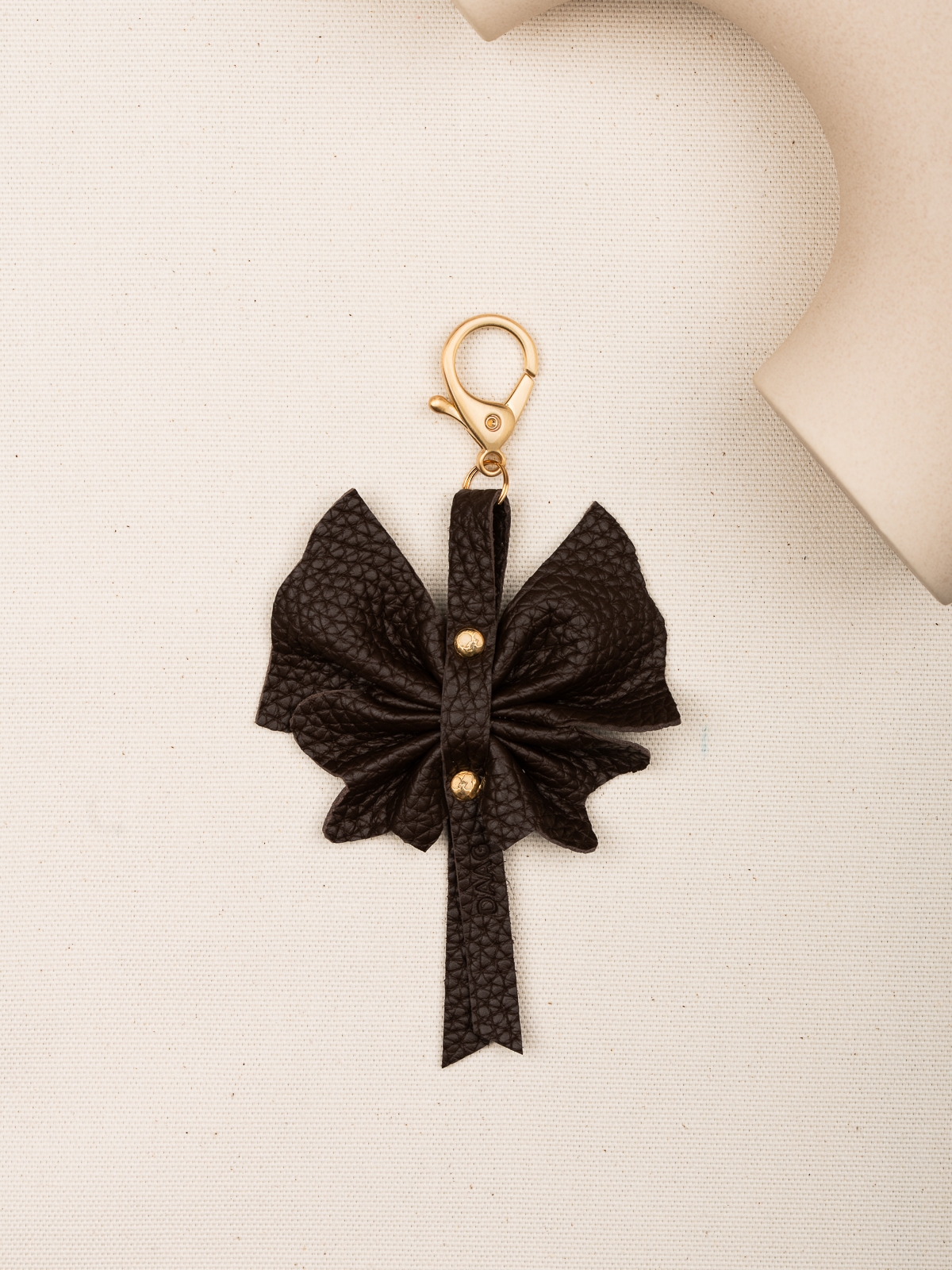 CHARMS motylek czekoladowy skórzany breloczek.jpg