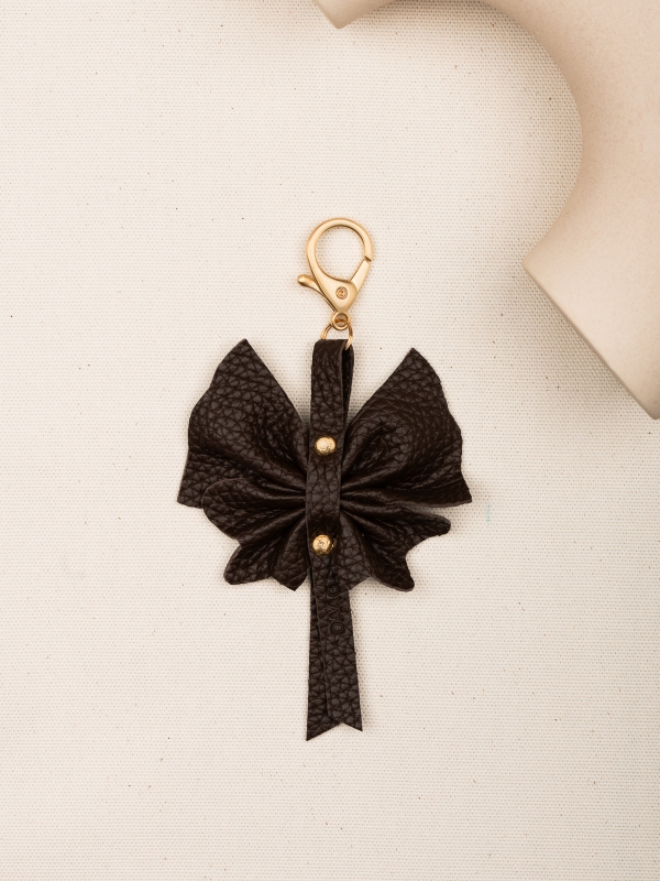 CHARMS motylek czekoladowy skórzany breloczek.jpg