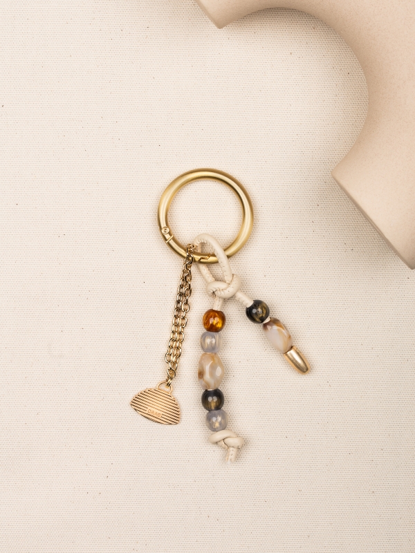 CHARMS koraliki troczek milk skórzany breloczek.jpg