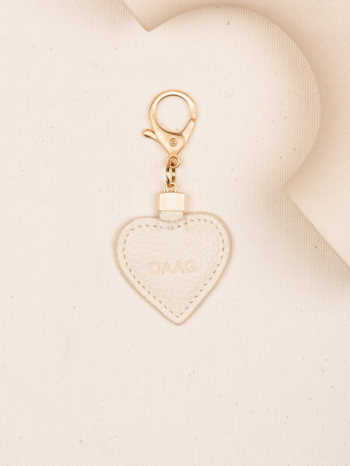 CHARMS serce milk skórzany breloczek.jpg