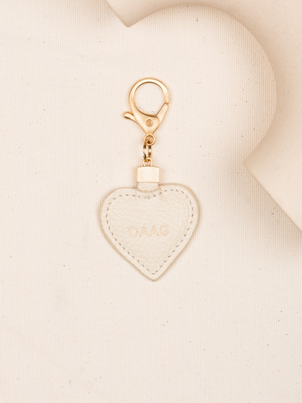 CHARMS serce milk skórzany breloczek.jpg