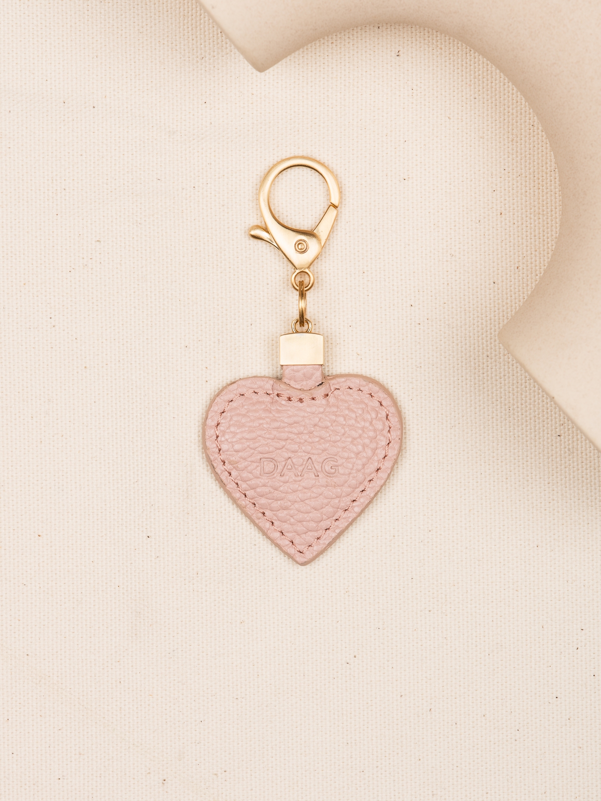 CHARMS serce jasny róż skórzany breloczek.jpg