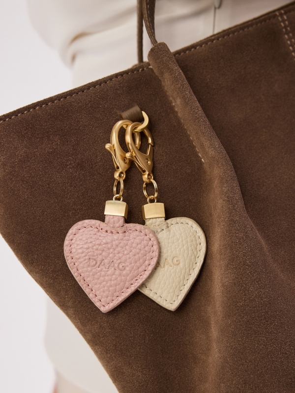 CHARMS serce jasny róż skórzany breloczek.jpg