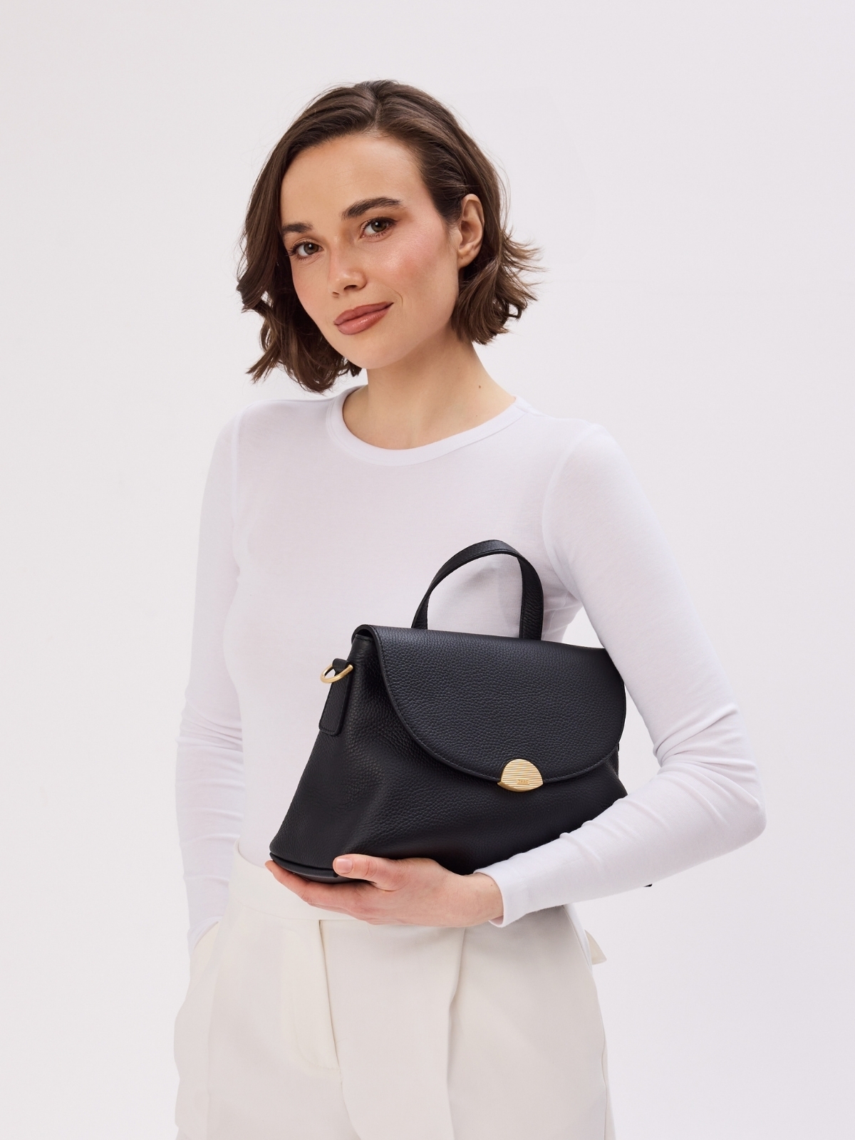 CAROLYN czarna groszek skórzana torebka damska kuferek do ręki.jpg