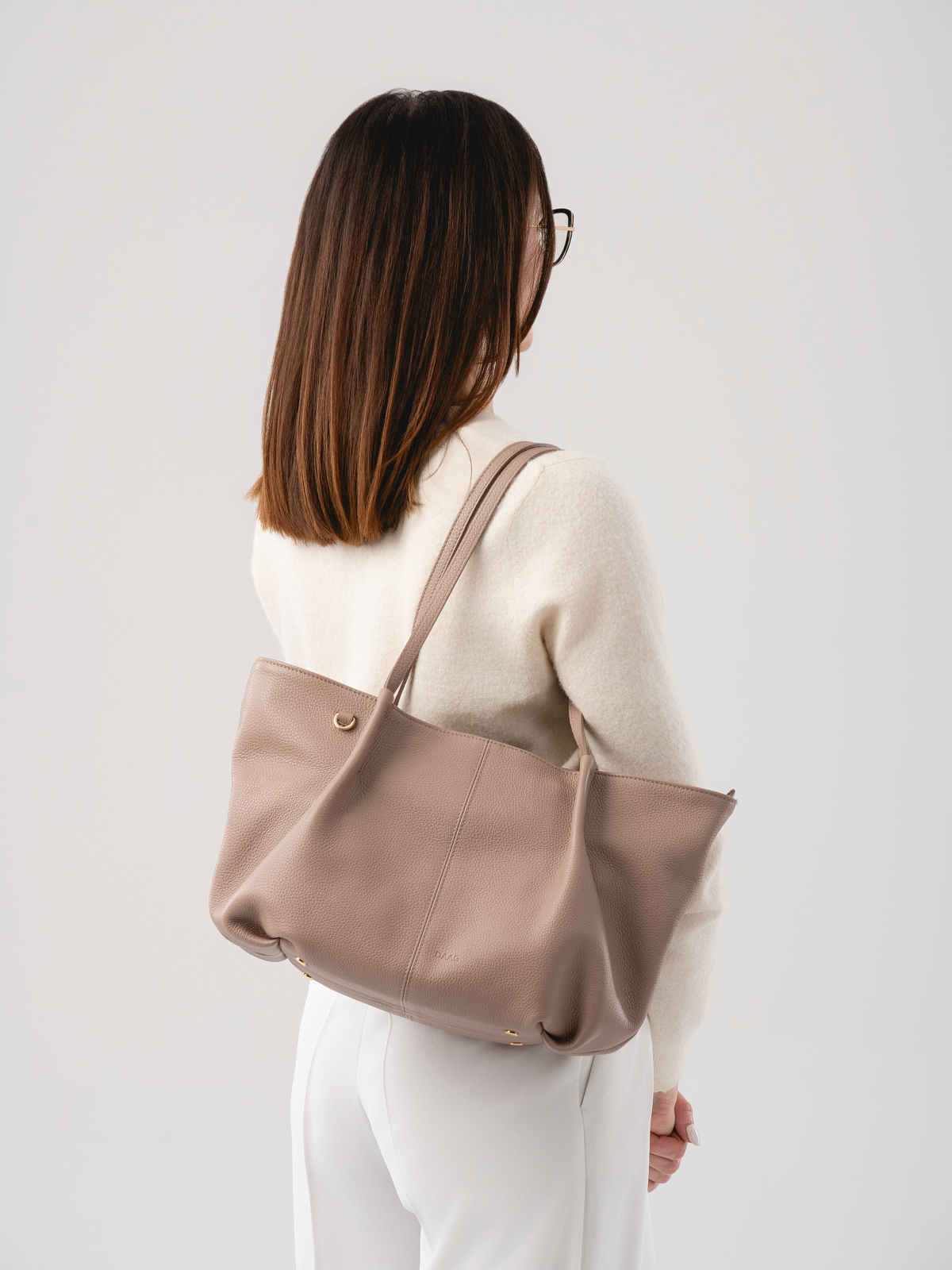 JULIE pudrowy róż groszek skórzana torebka damska torba na ramię.jpg