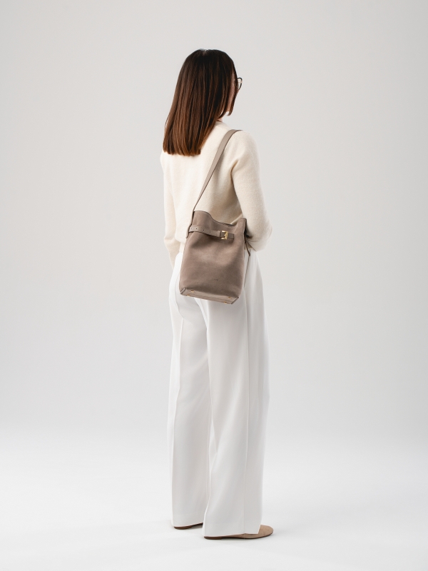 ISOLDE zamsz jasny taupe skórzana torebka damska worek na ramię.jpg