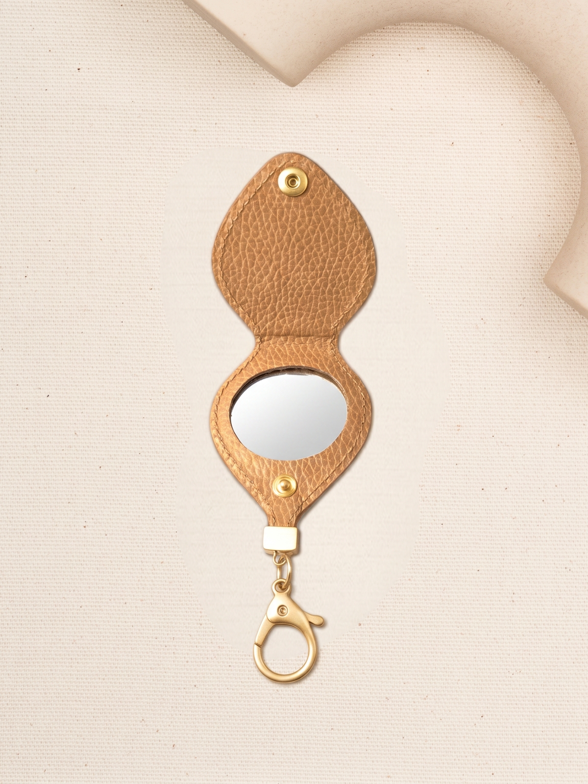 CHARMS lusterko beżowy groszek skórzany breloczek.jpg