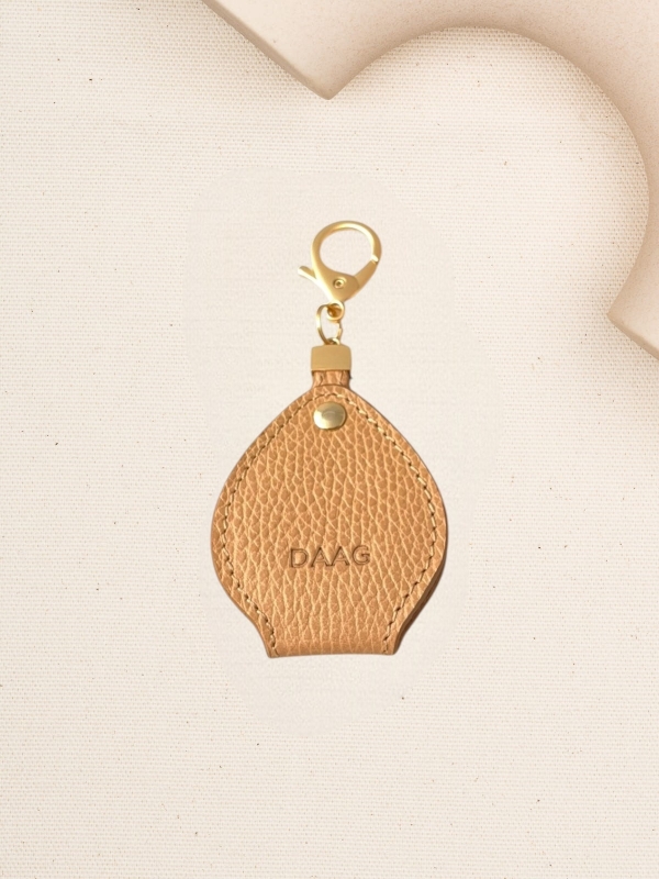 CHARMS lusterko beżowy groszek skórzany breloczek.jpg