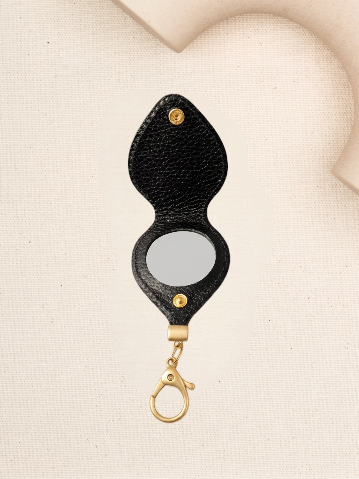 CHARMS lusterko czarny groszek skórzany breloczek.jpg