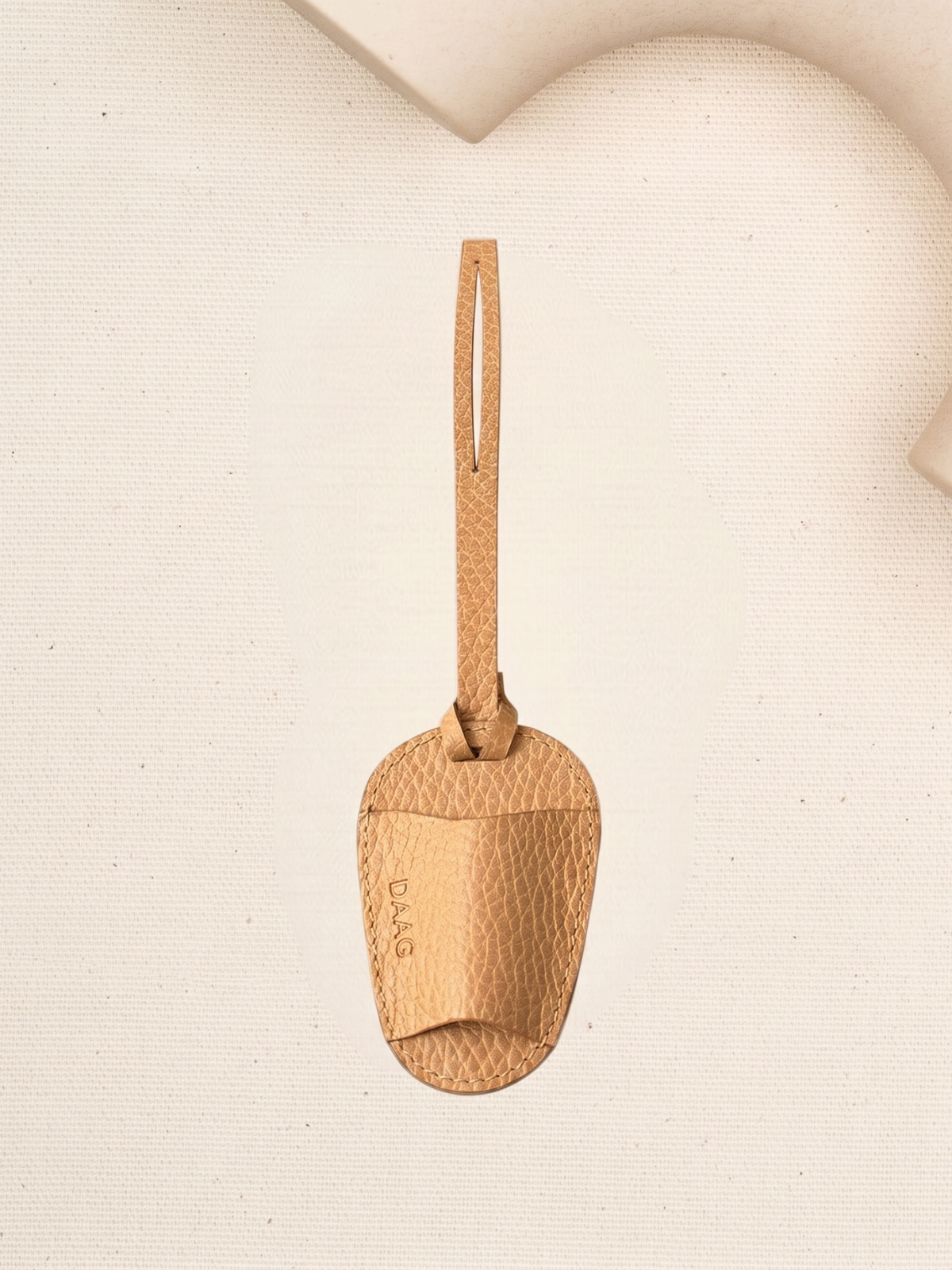 CHARMS zawieszka na okulary beżowy groszek skórzany breloczek.jpg