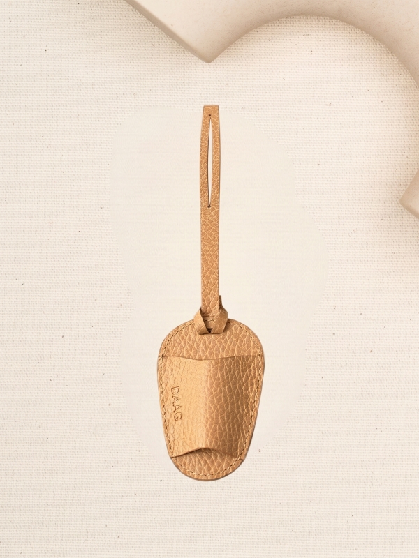 CHARMS zawieszka na okulary beżowy groszek skórzany breloczek.jpg